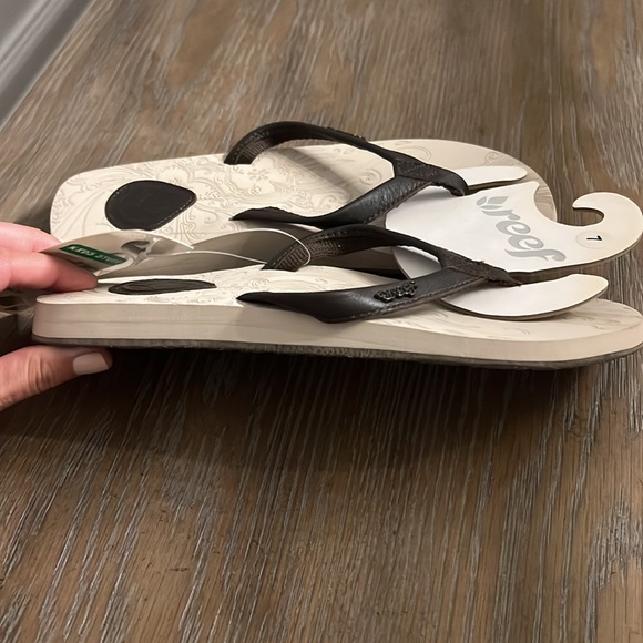 New Reef flip flops size 7 - Picture 6 of 6